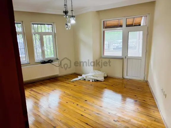 Meriç Çayrak'tan Müstakil 2 Katlı Evin 1.katı Kiralık(cambalkon) 1