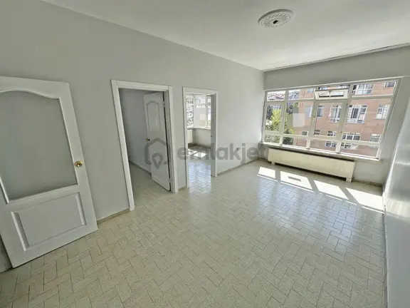 Saimekadın Göbekte Ara Katta Ön Cephede Balkonlu 3+1 Kiralık Daire 1
