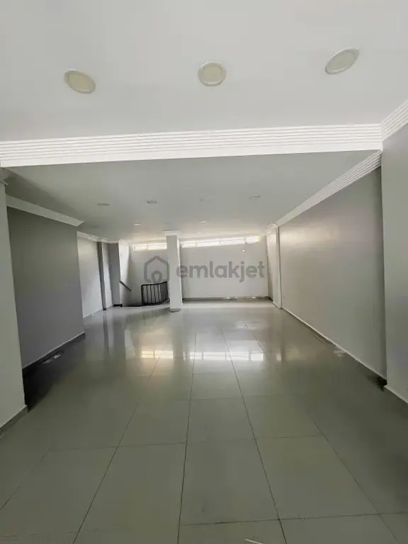 Büyüksaray Meydanında 200 M² Kiralık Dükkan 2