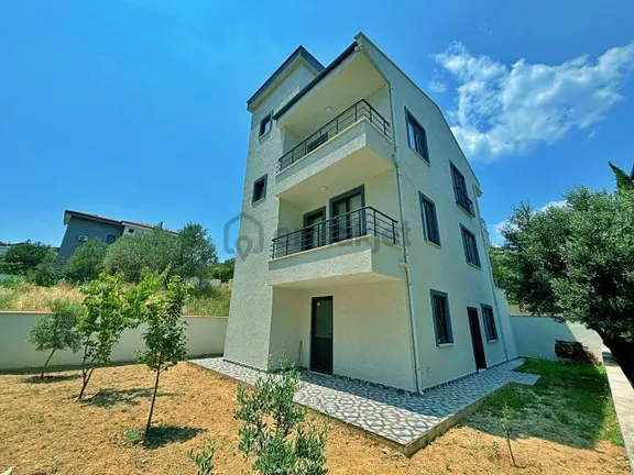 Uytundan Pelitköyde Denize 300 Metre Bahçeli 6+2 Müstakil Villa 1