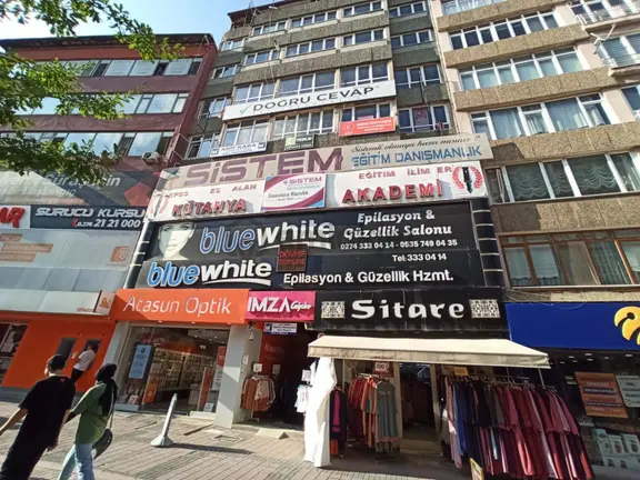Kenan Uzman'dan Sevgi Yolu Çinili İşhanında Kiralık Ofis 1