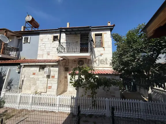 Foça Cumhuriyet Mahallesinde Denize 50 Metre 3+1 Satılık Villa 1
