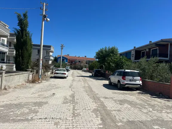 Foça Hacıveli Mah. Merkezi Konum Bahçeli Kiralık 3+1 Daire 2