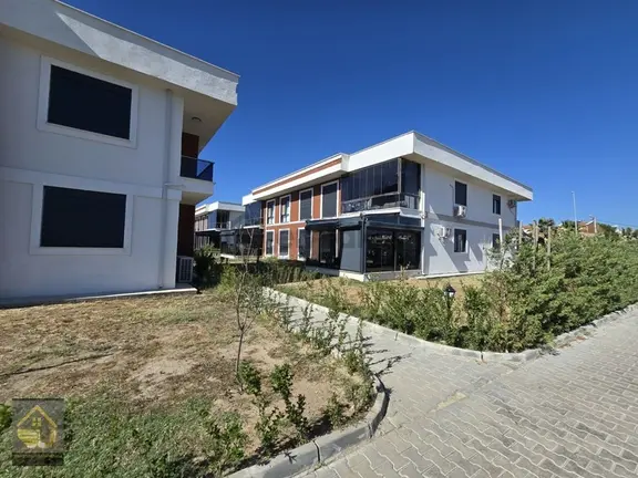 Ayvalık Altınovada Satılık Bahçe Kullanımlı 2+1 Havuzlu Yazlık 2
