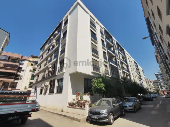 Karşıyaka Şemikler'de Çift Cephe Arakat 2+1 Satılık Daire 2
