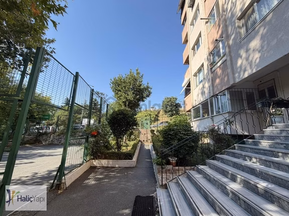 Famas Sitesi'nde Metrobüse 5dk Yürüme Mesafesinde 3+1 Kiralık 1