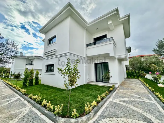 ꧁ay Emlaktan꧂küçükkuyu Mıhlı'da Lüks Butik Sitede Denize 300 M Bahçe Kullanımlı Satılık 2+1 Daire 1
