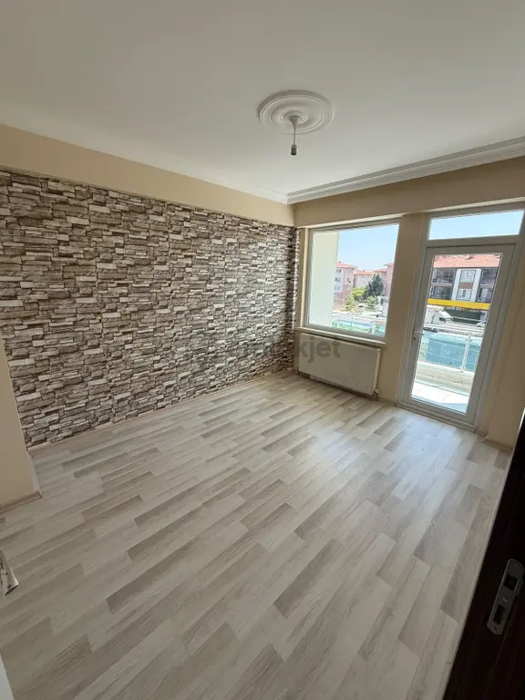 Afyon Özsu Emlak'tan Ahmet Yesevi Mh Bakımlı Kiralık 3+1 Daire 2