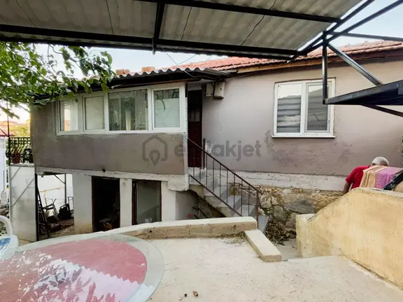 Uçar'dan Hac Hüseyınler'de Satılık Bahçelı Köy Evı 1
