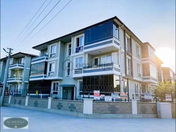 Karasuda Havuzlu Sitede Ayrı Mutfaklı Cam Balkonlu Daire 1