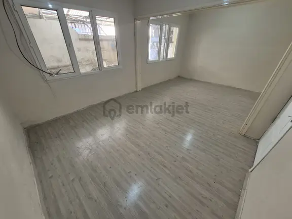 Buca Barış Mahallesi Vergidairesi,ilçe Emniyet Üst Sokağı,ecevitparkı Yanı/zemin 2+0(2 Oda Mutfak) 1
