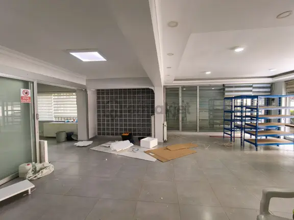 Emaks'tan/cevizlidere Cad.yakını/yapılı/220 M2/giriş Dükkan 2