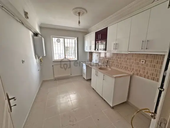 30 Ağustos Okul Yakınında Asansörlü Yapılı 2+1 Kiralık Daire 1