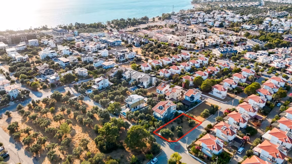 Akbük Bankacılar Altında Satılık 423 M2 Köşe Başı Villa Arsası 2