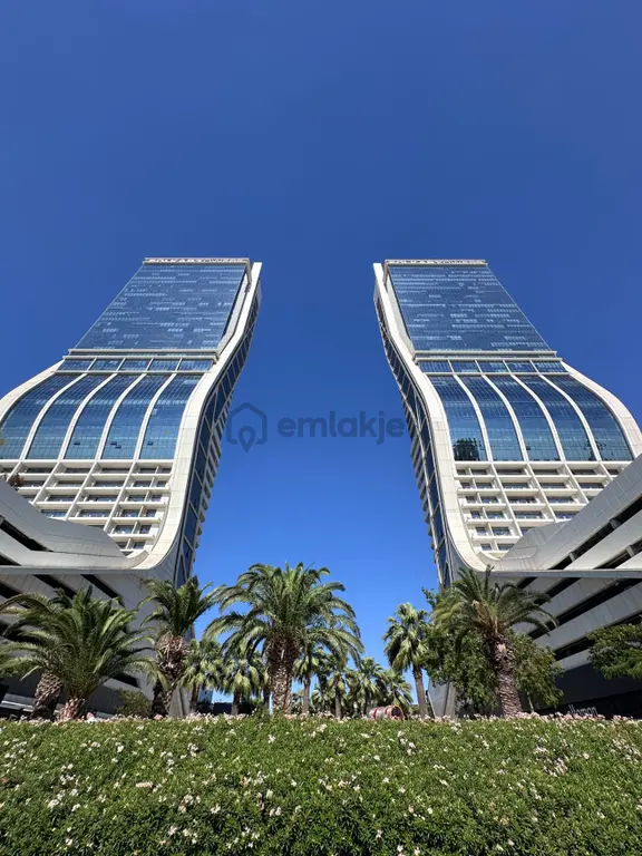 Mert Uçar'dan Folkart Towers'da Deniz Manzaralı Kiralık Ofis 1