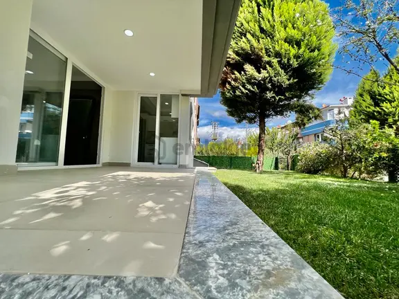 ✨ay Emlak'tan✨ Muhteşem Konumlu Kendine Ait Geniş Bahçeli Satılık 3+1 Müstakil Villa 1