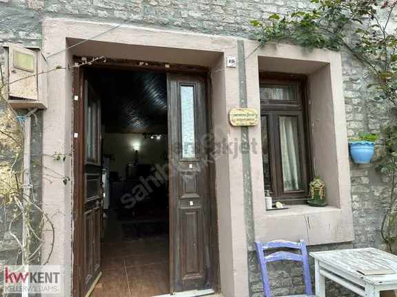 Bozcaada'nın Tarihi Dokusunda Satılık 2 Katlı Tarihi Müstakil Ev 2