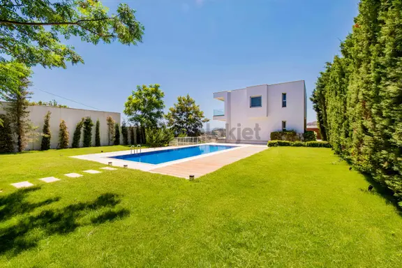 Bitez'de Deniz Manzaralı 6+2 Yıllık Kiralık Tripleks Villa 2