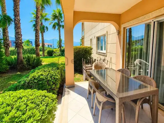 Kuşadası Golf Park’ Ta, Bahçe Kullanımlı, Havuza 50 Adım, Güney Cephe, Tam Eşyalı 1+1 Bahçe Katı 1