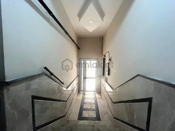 𝄞melodi'den Akçay Merkez'de Piyasanın Altında Ön Cephe Asansörlü Cam Balkon 1+1 Daire 1
