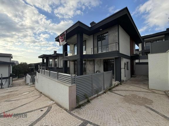 Kw Arven'den Başiskele Elysıum Country'de Satılık Lüks 4+1 Villa 1