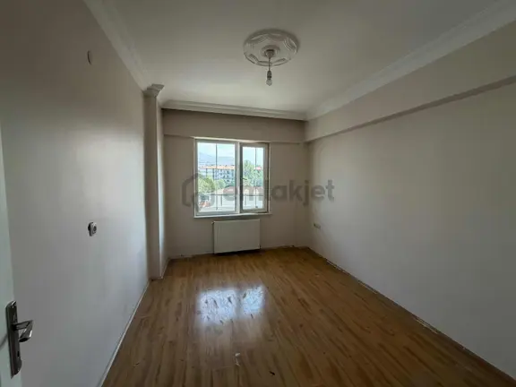 Yusuf Karadağlı'dan Yeni Köy Garajı Civarı 3+1 Kiralık Daire 2