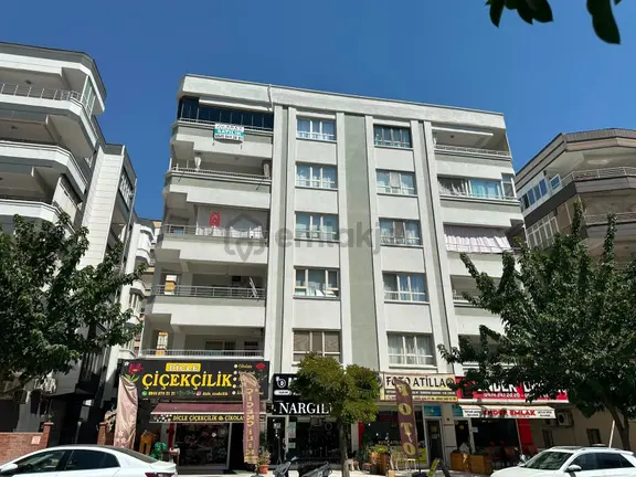 Akev Gayrimenkul'den 35 Metre'de Merkezi Konumda 4+1 Geniş Daire 2