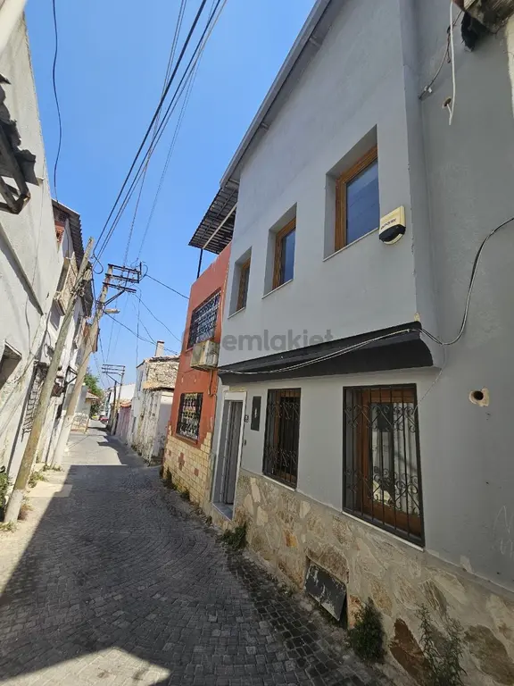 Kuşadası Merkezde Satılık Avlulu 3+1 Müstakil Tripleks 2