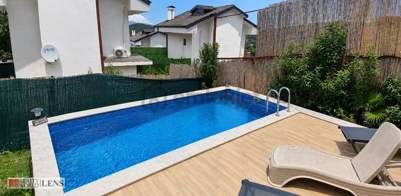 Sapanca Ünlüce'de Göl Manzaralı Özel Havuzlu Satılık Villa 1