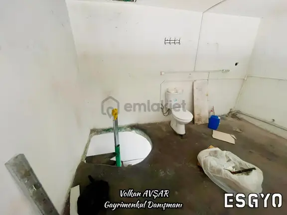 Esgyo'dan Küçük Sanayide İşlek Konumda Tramvay Karşısı Dükkan 2