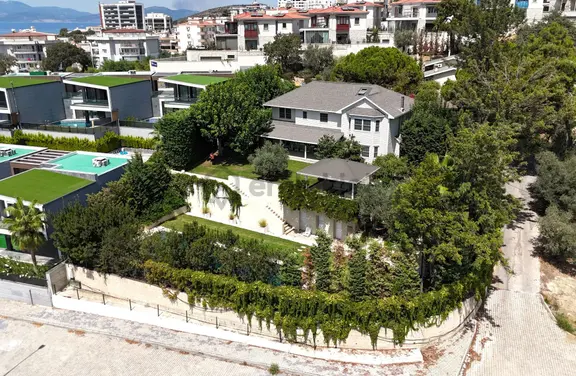 Kuşadası Marina Akyar Mevkii Satılık Malikane 1