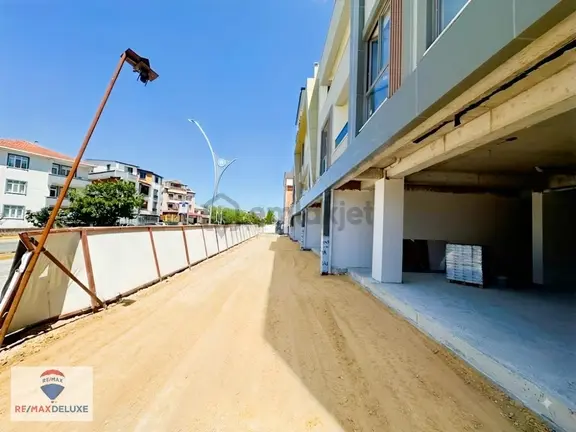 Remax Deluxe Demokrasi Caddesinde 150 M2 Kiralık Dükkan 2