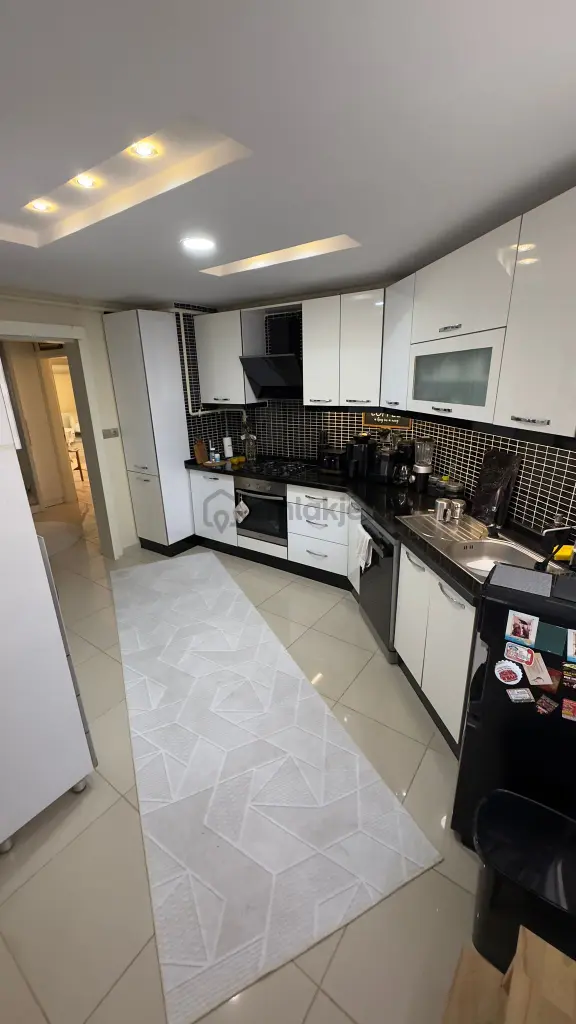 3+1barajyolu 15-14katı Blv Üzeri 11-15yaş Hasarsız 2banyo 210m2 Dgaz Kap.mutfak A.k Otopark Full+ful 1