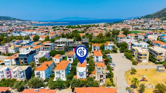 Yeni Foçada Eşyalı Satılık Bahçeli 5+1 Tripleks Villa 1
