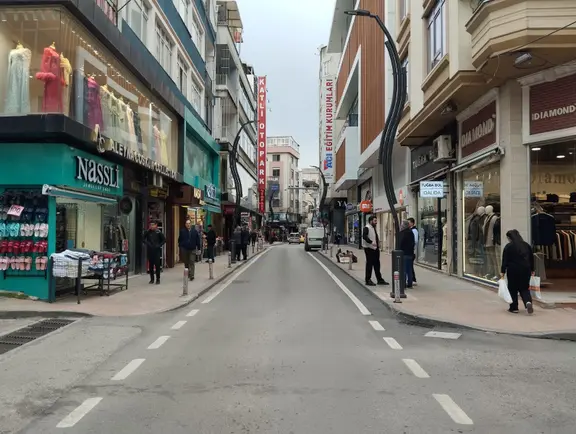 Gazi Cad. Köşe Konumda Yaya Ve Araç Trafiği Yoğun Konumda Mağaza 2