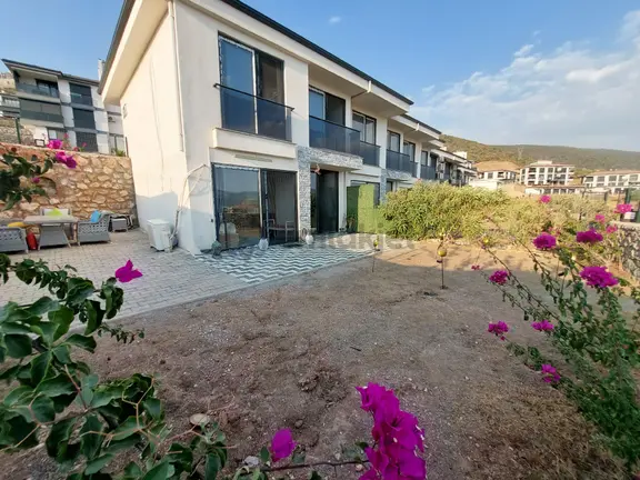 Bahçesinden Dahi Deniz Manzaralı Köşe Villamız Kendi Plajı, Havuzlu, Otoparklı 2