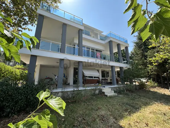 Urla Kalabak Çamlıbel Sitesi'nde Tam Müstakil Satılık Villa 2