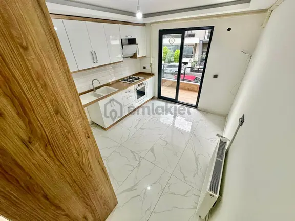 ꧁ay Emlaktan꧂akçay'da Ön Cephe Kapalı Otoparklı Denize 500 Metre Bölgenin En Geniş Satılık 3+1 Daire 1
