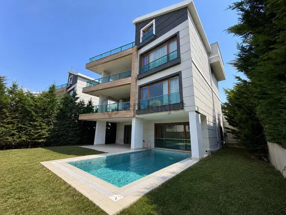 Özlüce 19 Mayıs'ta Özel Havuzlu, Bahçeli, Müstakil 7+2 Villa 1