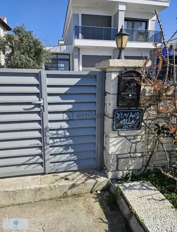 Şifne Yalı Mahallesınde Satılık Havuzlu 3+1 Villa 1