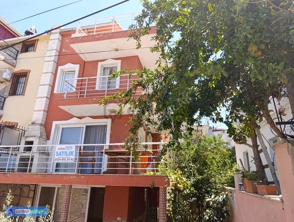Kuşadası Karaova'da Site İçinde Yüzme Havuzlu 5+1 Satılık Villa 1