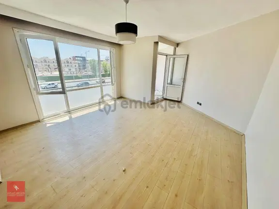 Büyükçekmece Çarşı E-5 Cepheli 80 M2 2+1 Kiralık Ofis 1