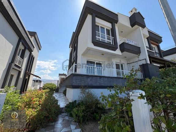 Güzelbahçe Özzümrüt Sitesi Kiralık Deniz Manzaralı Bahçeli Villa 1