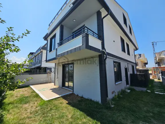 Deniz'den 4+1 Müstakil Havuzlu, Geniş Bahçeli Villa 1