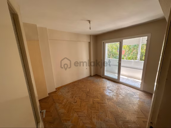 Karşıyaka Lise Karşısı Köşe Daire 1