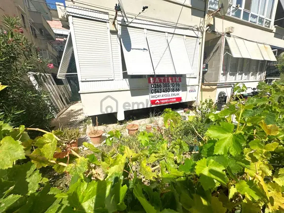 Aygül'den Akçay'da Cuma Pazarının Sokağı'nda Denize Yakın Ön Cephe Çift Balkonlu 2+1 Satılık Daire 1