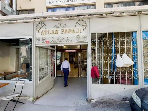 Taksim İstiklal Cadde Atlas Pasajında Dükkan Mağaza Ofis İşyeri 1