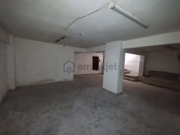 Şirinevler Hürriyet Caddesi Üzeri Satılık 240 M² Dükkan 2