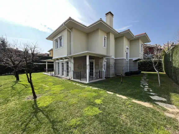 Butik Sitede.. Geniş Bahçeli.. Tam Müstakil.. Dublex 5+1 Villa 1