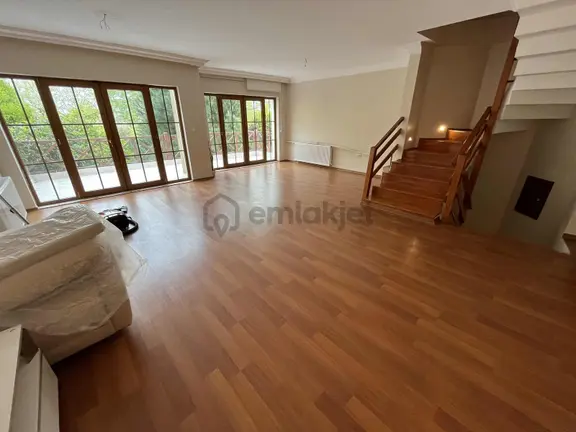 Finansman'dan... Geniş Bahçeli..müstakil Girişli.. Havuzlu Villa 2